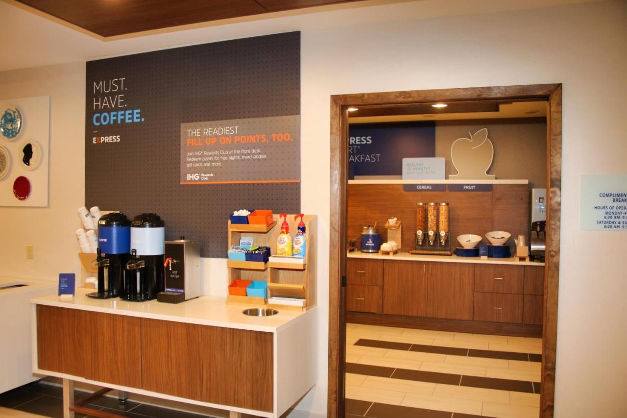 דאגלס Holiday Inn Express By Ihg מראה חיצוני תמונה